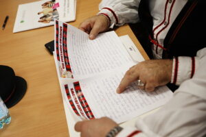 Reportaż w Radiu Kielce - „Jo sie wsi nie wstydzę”. Na zdjęciu: Dyktando gwarowe w Wilkowie / Fot. Wiktor Taszłow - Radio Kielce