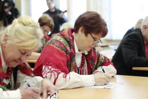 Reportaż w Radiu Kielce - „Jo sie wsi nie wstydzę”. Na zdjęciu: Dyktando gwarowe w Wilkowie / Fot. Wiktor Taszłow - Radio Kielce