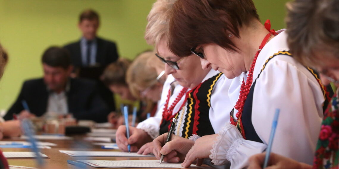 Reportaż w Radiu Kielce - „Jo sie wsi nie wstydzę”. Na zdjęciu: Dyktando gwarowe w Wilkowie / Fot. Wiktor Taszłow - Radio Kielce