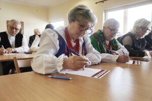 Reportaż w Radiu Kielce - „Jo sie wsi nie wstydzę”. Na zdjęciu: Dyktando gwarowe w Wilkowie / Fot. Jarosław Kubalski - Radio Kielce