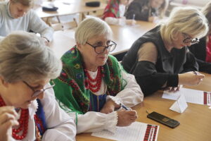 Reportaż w Radiu Kielce - „Jo sie wsi nie wstydzę”. Na zdjęciu: Dyktando gwarowe w Wilkowie / Fot. Jarosław Kubalski - Radio Kielce