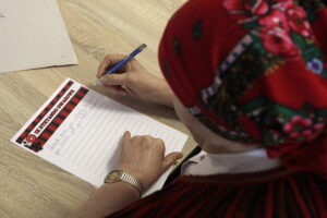 Reportaż w Radiu Kielce - „Jo sie wsi nie wstydzę”. Na zdjęciu: Dyktando gwarowe w Wilkowie / Fot. Jarosław Kubalski - Radio Kielce