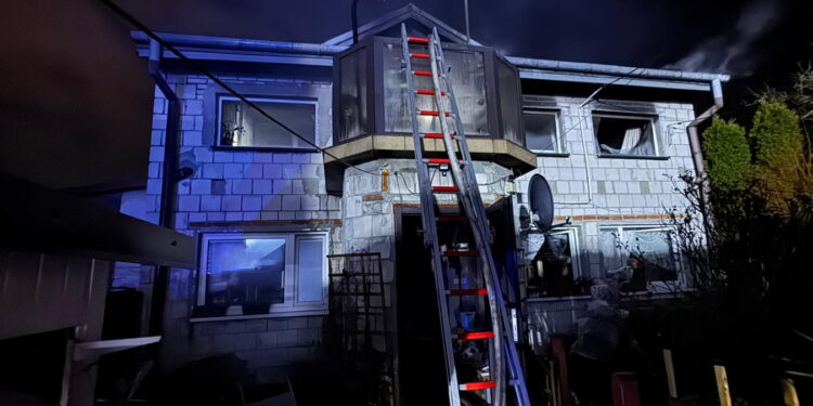 Pożar domu mieszkalnego. W akcji cztery zastępy straży