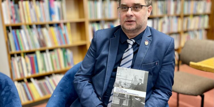 12.02.2026. Kielce. Pedagogiczna Biblioteka Wojewódzka im. Gustawa Herlinga-Grudzińskiego w Kielcach. Otwarcie wystaw „Elementarz dobrych wspomnień” oraz „Nauczanie w klasach początkowych na przestrzeni lat – prezentacja podręczników i materiałów metodycznych ze zbiorów biblioteki” / Fot. Dorota Klusek - Radio Kielce