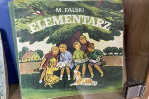 12.02.2026. Kielce. Pedagogiczna Biblioteka Wojewódzka im. Gustawa Herlinga-Grudzińskiego w Kielcach. Otwarcie wystaw „Elementarz dobrych wspomnień” oraz „Nauczanie w klasach początkowych na przestrzeni lat – prezentacja podręczników i materiałów metodycznych ze zbiorów biblioteki” / Fot. Dorota Klusek - Radio Kielce