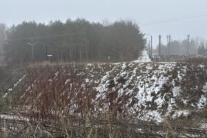 Wolica doczeka się wiaduktu? Apel trafił do ministra - Radio Kielce 06.02.2026. Wolica. Miejsce, gdzie miałby powstać wiadukt kolejowy / Fot. Marcin Marszałek - Radio Kielce