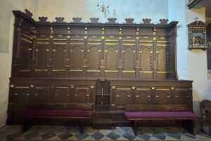 Odrestaurowane zabytkowe ławy w kościele parafialnym pod wezwaniem świętego Bartłomieja Apostoła w Chęcinach / źródło: checiny.pl