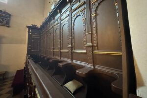Odrestaurowane zabytkowe ławy w kościele parafialnym pod wezwaniem świętego Bartłomieja Apostoła w Chęcinach / źródło: checiny.pl