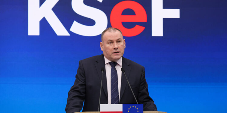 KSeF działa, ale… spowalnia działanie Profilu Zaufanego - Radio Kielce 2.02.2026. Warszawa. Podsekretarz stanu w Ministerstwie Finansów, zastępca Szefa Krajowej Administracji Skarbowej Zbigniew Stawicki podczas briefingu prasowego dotyczącego podsumowania pierwszych godzin funkcjonowania systemu KSeF / Fot. PAP - Paweł Supernak