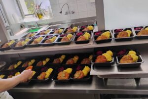 Posiłki przygotowane w ramach programu „Poczta Obiadowa” / Fot. Caritas Diecezji Kieleckiej