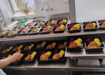 „Poczta obiadowa” dostarcza do domów posiłki dla najuboższych - Radio Kielce Posiłki przygotowane w ramach programu „Poczta Obiadowa” / Fot. Caritas Diecezji Kieleckiej