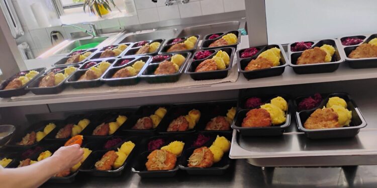 Posiłki przygotowane w ramach programu „Poczta Obiadowa” / Fot. Caritas Diecezji Kieleckiej