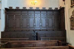 Odrestaurowane zabytkowe ławy w kościele parafialnym pod wezwaniem świętego Bartłomieja Apostoła w Chęcinach / źródło: checiny.pl