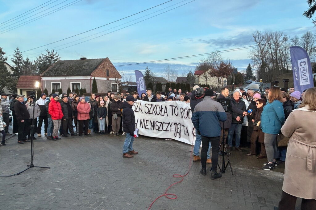 INTERWENCJA. Rodzice przeciwni likwidacji szkoły - Radio Kielce