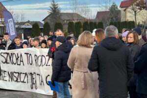 INTERWENCJA. Rodzice przeciwni likwidacji szkoły - Radio Kielce