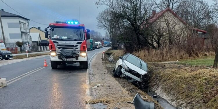 23.02.2026. Jaronowice. Wypadek / Fot. KP PSP Jędrzejów
