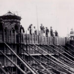 Kielce. Ulica Stefana Żeromskiego. 1928 rok. Budowa zbiornika wody przy ulicy Żeromskiego. Z tyłu baszta nieistniejącej już prochowni / źródło: wod-kiel.com.pl