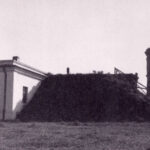 Kielce. Ulica Stefana Żeromskiego. 1929 rok. Budowa zbiornika wody przy ul. Żeromskiego. W tle baszta nieistniejącej już prochowni / źródło: wod-kiel.com.pl