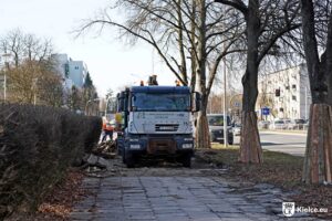 09.03.2026. Kielce. Ulica Warszawska. Remont chodnika / Źródło: Urząd Miasta Kielce