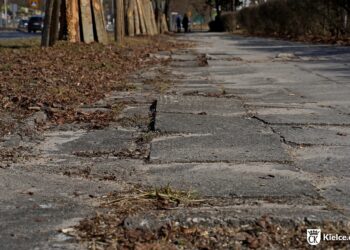 Kolejne remonty w ramach miejskiego programu „Bezpieczny chodnik” - Radio Kielce 09.03.2026. Kielce. Ulica Warszawska. Remont chodnika / Źródło: Urząd Miasta Kielce