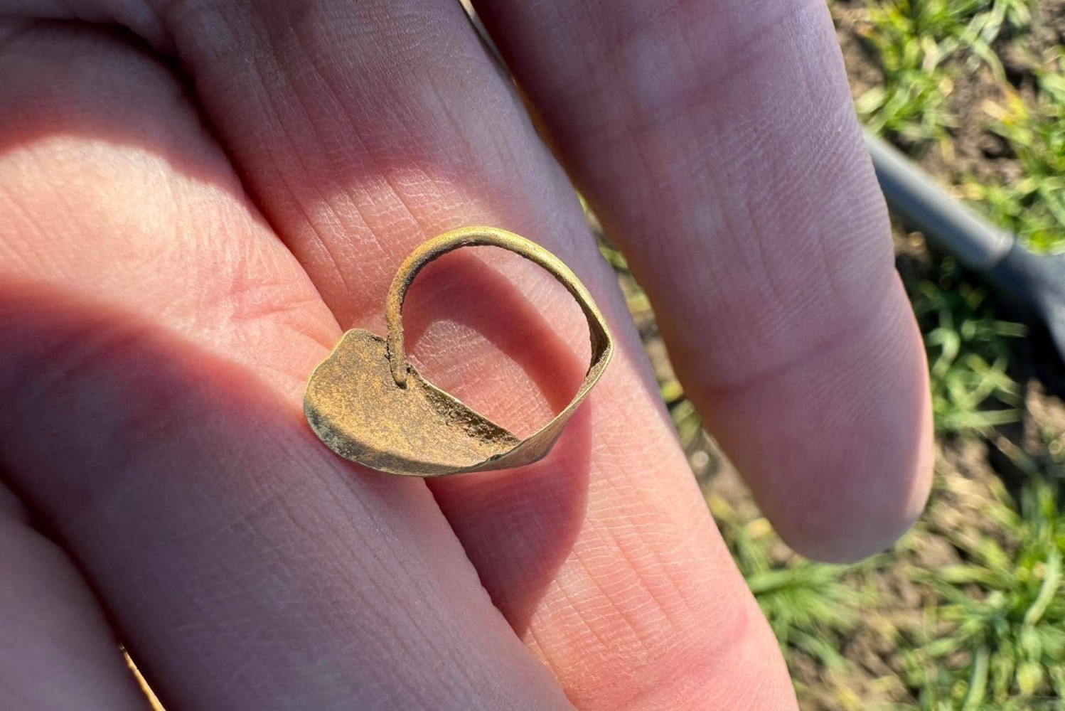 Złoto z epoki brązu znaleziono w okolicach Ożarowa