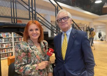 16.03.2026. Ostrowiec Świętokrzyski. Ostrowiecki Browar Kultury. Konferencja prasowa dotycząca Festiwalu Filmów-Spotkań NieZwykłych. Na zdjęciu: Grażyna Szlęzak-Wójcik i Andrzej Seweryn / Fot. Radio Kielce