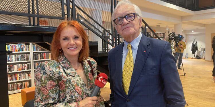 Gdzie odbędzie się tegoroczny Festiwal Filmów-Spotkań NieZwykłych? - Radio Kielce 16.03.2026. Ostrowiec Świętokrzyski. Ostrowiecki Browar Kultury. Konferencja prasowa dotycząca Festiwalu Filmów-Spotkań NieZwykłych. Na zdjęciu: Grażyna Szlęzak-Wójcik i Andrzej Seweryn / Fot. Radio Kielce