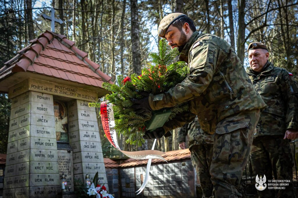Dowódca i żołnierze oddali hołd patronowi - Radio Kielce