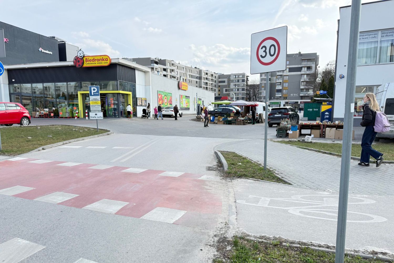 Kielce. Os. Barwinek. Pawilony handlowe między ulicami Wapiennikową i Starowapiennikową / Fot. MZD Kielce