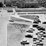 Kielce. Ulica Nowy Świat. 1971 rok. Parking przed urzędem wojewódzkim, wówczas Prezydium Wojewódzkiej Rady Narodowej