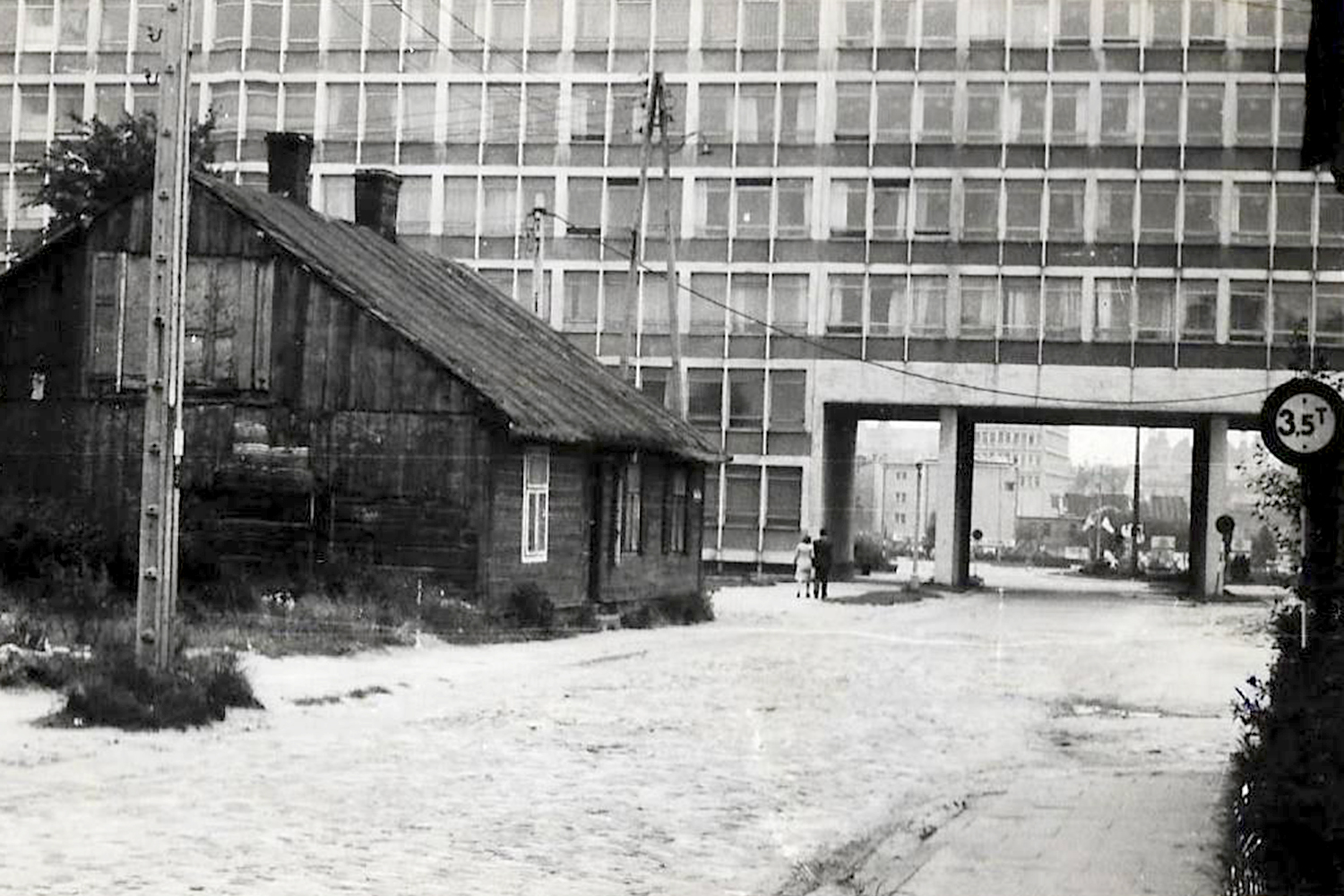 Kielce. Ulica Nowy Świat. 1977 rok / źródło: facebook.com/KielceNaPrzestrzeniLat