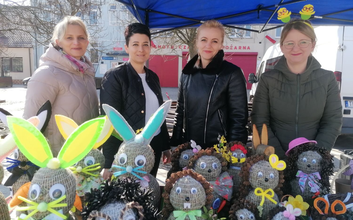 Ręcznie robione palmy, jerzyki i filcowe dekoracje na bodzentyńskim kiermaszu