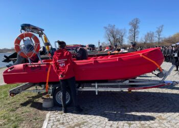 18.03.2026. Sandomierz. Przekazanie nowoczesnego sprzętu ratunkowego, zakupionego w ramach Programu Ochrony Ludności i Obrony Cywilnej, strażakom z OSP z powiatu sandomierskiego / Fot. Grażyna Szlęzak-Wójcik – Radio Kielce