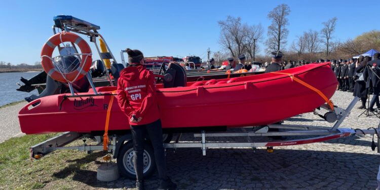 18.03.2026. Sandomierz. Przekazanie nowoczesnego sprzętu ratunkowego, zakupionego w ramach Programu Ochrony Ludności i Obrony Cywilnej, strażakom z OSP z powiatu sandomierskiego / Fot. Grażyna Szlęzak-Wójcik – Radio Kielce