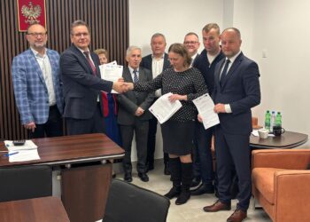 Ekspresowa inwestycja w gminie Kazimierza Wielka. Umowa podpisana - Radio Kielce Podpisanie umowy na budowę blisko 10 kilometrów sieci wodociągowej w południowej części gminy Kazimierza Wielka / Fot. Związek Międzygminny „Nidzica”