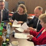 Podpisanie umowy na budowę blisko 10 kilometrów sieci wodociągowej w południowej części gminy Kazimierza Wielka / Fot. Związek Międzygminny „Nidzica”