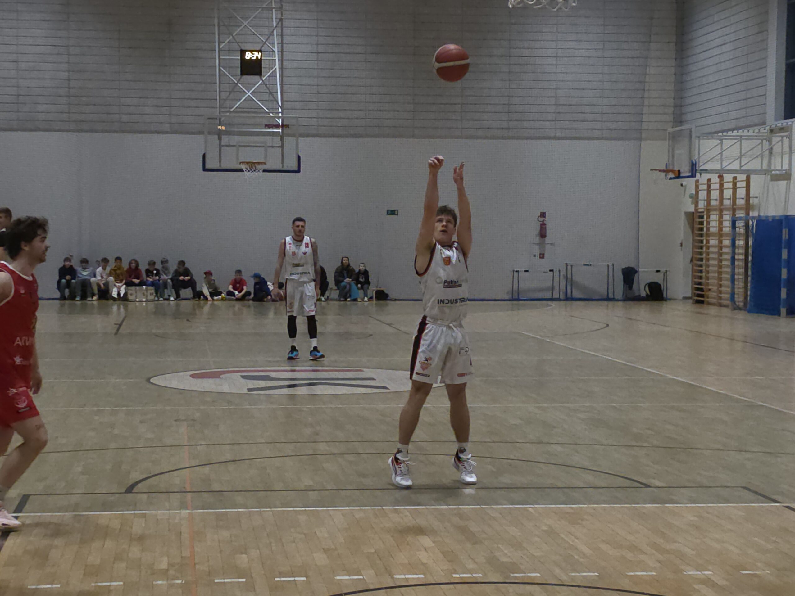 Zwycięstwo UJK na zakończenie fazy zasadniczej