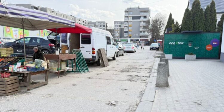 Kielce. Os. Barwinek. Pawilony handlowe między ulicami Wapiennikową i Starowapiennikową / Fot. MZD Kielce