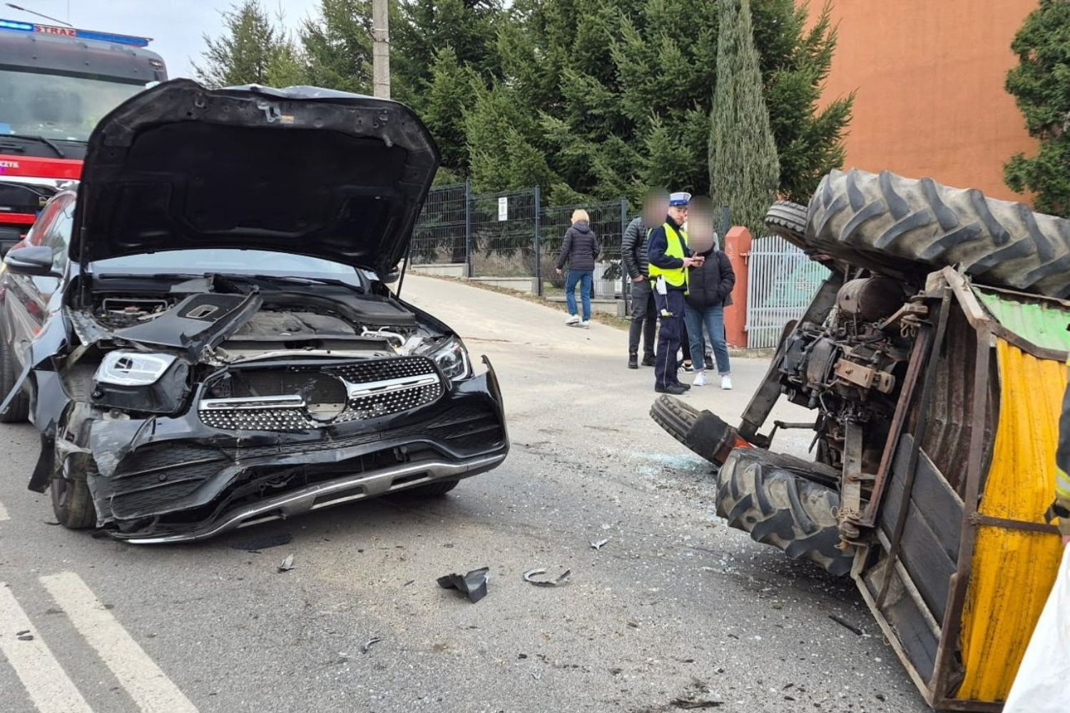 Ciągnik zderzył się z Mercedesem. Ranny traktorzysta