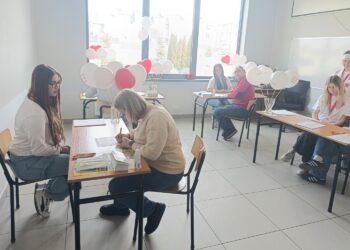 20.03.2026. Busko-Zdrój. Zespół Szkół Technicznych i Ogólnokształcących im. Kazimierza Wielkiego w Busku-Zdroju zainicjował akcję wspierającą DKMS i zachęcającą do rejestracji potencjalnych dawców szpiku / Fot. Marta Gajda-Kruk - Radio Kielce