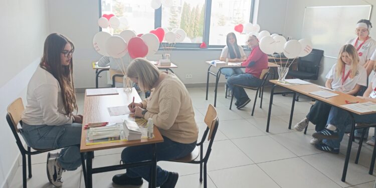 20.03.2026. Busko-Zdrój. Zespół Szkół Technicznych i Ogólnokształcących im. Kazimierza Wielkiego w Busku-Zdroju zainicjował akcję wspierającą DKMS i zachęcającą do rejestracji potencjalnych dawców szpiku / Fot. Marta Gajda-Kruk - Radio Kielce