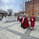 Siedmiometrowa palma na sandomierskiej starówce - Radio Kielce 29.03.2026. Sandomierz. Niedziela palmowa / Fot. Grażyna Szlęzak-Wójcik - Radio Kielce