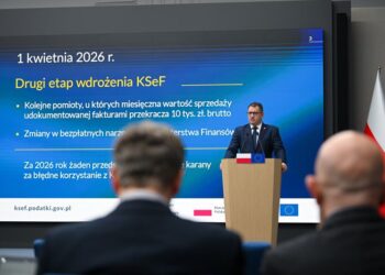 30.03.2026. Warszawa. Sekretarz stanu w Ministerstwie Finansów, szef Krajowej Administracji Skarbowej Marcin Łoboda podczas briefingu prasowego dotyczącego przygotowań do wdrożenia drugiego etapu systemu KSeF / Fot. PAP/Marcin Obara
