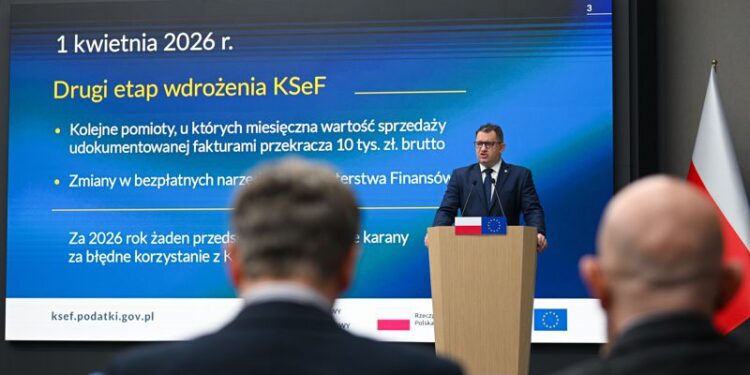 30.03.2026. Warszawa. Sekretarz stanu w Ministerstwie Finansów, szef Krajowej Administracji Skarbowej Marcin Łoboda podczas briefingu prasowego dotyczącego przygotowań do wdrożenia drugiego etapu systemu KSeF / Fot. PAP/Marcin Obara