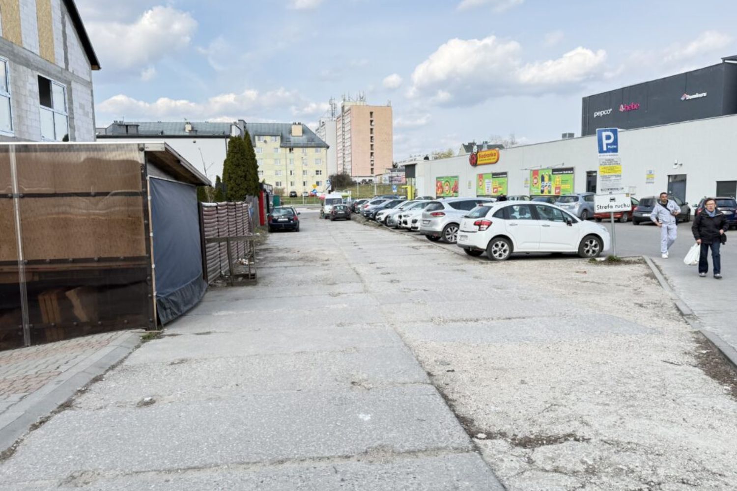 Kielce. Os. Barwinek. Pawilony handlowe między ulicami Wapiennikową i Starowapiennikową / Fot. MZD Kielce