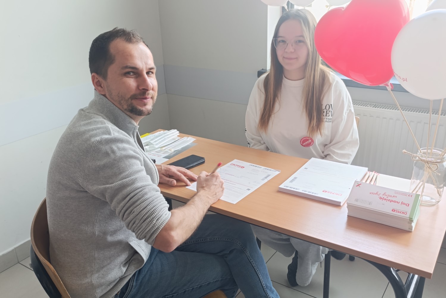 20.03.2026. Busko-Zdrój. Zespół Szkół Technicznych i Ogólnokształcących im. Kazimierza Wielkiego w Busku-Zdroju zainicjował akcję wspierającą DKMS i zachęcającą do rejestracji potencjalnych dawców szpiku / Fot. Marta Gajda-Kruk - Radio Kielce