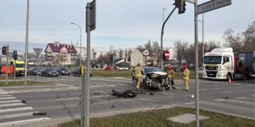 20.03.2026. Kielce. Skrzyżowanie ulic Wapiennikowej i Tarnowskiej. Zderzenie dwóch samochodów / Fot. Radio Kielce