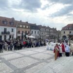 Siedmiometrowa palma na sandomierskiej starówce - Radio Kielce 29.03.2026. Sandomierz. Niedziela palmowa / Fot. Grażyna Szlęzak-Wójcik - Radio Kielce