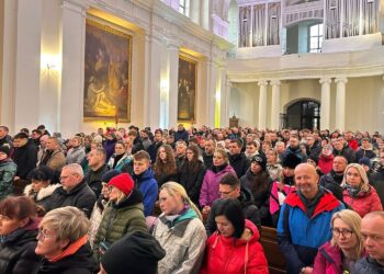 Z trzech diecezji nocą zmierzali do wspólnego celu - Radio Kielce Uczestnicy Ekstremalnej Drogi Krzyżowej dotarli do celu / Fot. Łukasz Skórski