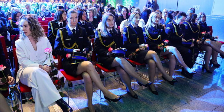 Kobiety w mundurze łagodzą obyczaje